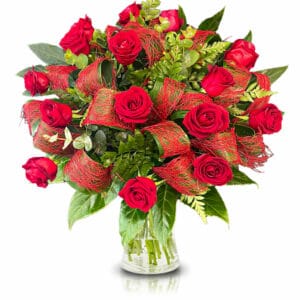 זר אדום ורומנטי שזור מפרחים אדומים בשילוב ירק וענפי קישוט