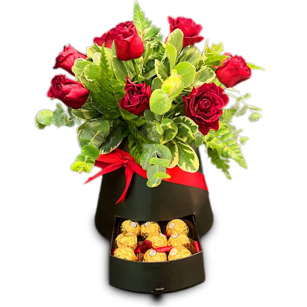 סידור פרחים רומנטי שכולו אהבה אחת גדולה. לאהבת חייך מגיע הכי טוב שיש!  הסידור מורכב מקופסת קונוס מגירה ובתוכה ורדים אדומים בעטיפת ירק וענפי קישוט.