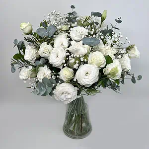 זר פרחים ליזי לבן הוא זר המבוסס על טהרת הצבע הלבן. שזור מפרחי ליזיאנטוס לבן, גיבסנית לבנה ואקליפטוס סילבר בשילוב ירק וענפי קישוט. הזר צולם בתוך אגרטל שקוף עם מים על רקע לבן.