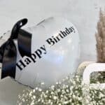 סל פרחי גיבסניות לבנות עם בלון Happy Birthday