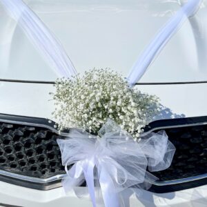 קישוט רכב פרימיום לחתונה. בתמונה רואים גוש פרחי גיבסנית בצבע לבן על מכסה המנוע משולב טול לבן.