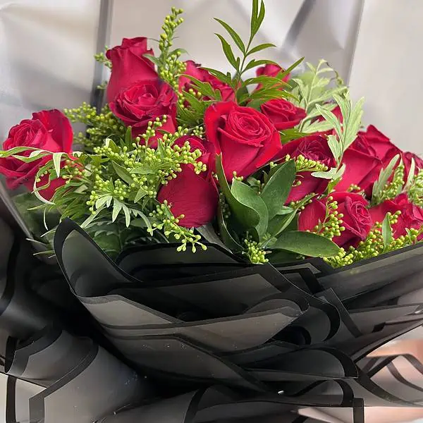 זר ורדים אדומים משולב ירק וענפי קישוט. זר מאוד מיוחד ויוקרתי, שזור בצורה מיוחדת ועטוף בעטיפה מיוחדת בצבע שחור חצי שקוף.