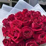 זר ורדים אדומים גדולים ואיכותיים. ורדים אדומים בלבד שזורים בעטיפה לבנה וחדשנית.