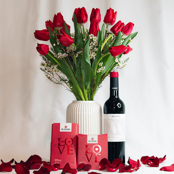 מארז מתנה מושקע ביותר הכולל ז פרחים שזור מטוליפים אדומים לצד יין אדום ושוקולידם משובחים.