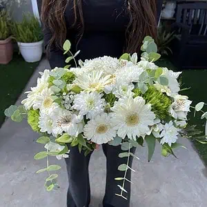 סידור פרחים לבן לשולחן 40 סמ