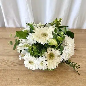 סידור פרחים לבן עגול לשולחן
