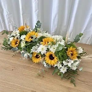 סידור פרחים לשולחן ארוך בסגנון כפרי
