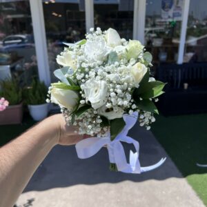 זר כלה מושלג מוקדש כולו לצבע הלבן הטהור. זר כלה אלגנטי וקלאסי במיוחד. הזר שזור פרחי ליזיאנטוס לבנים, ורדים לבנים וגיבסנית לבנה בשילוב נגיעות של ירק.